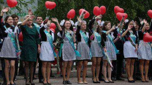 Выпускников с окончанием школы поздравил аким области Н. Садуакасов
